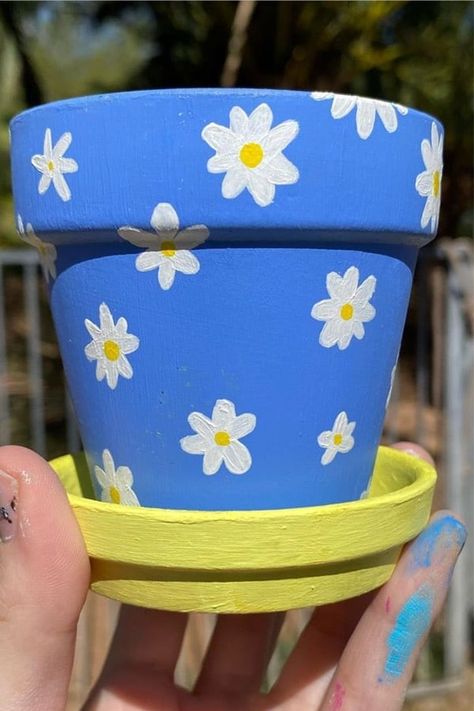 Whether you want to add some decoration to your terracotta pots or you want to transform your planters with a hand painted boho vibe… check out these awesome home DIY painted flower pot ideas for inspiration to make yours perfect! #paintedflowerpot #gardenideas #diy #gardenprojects Plant Houses, Pot Painting Ideas, Painting Pots, Kule Ting, Plant Pot Design, Flower Pot Art, Pot Painting, Plant Pot Diy, Painted Pots Diy