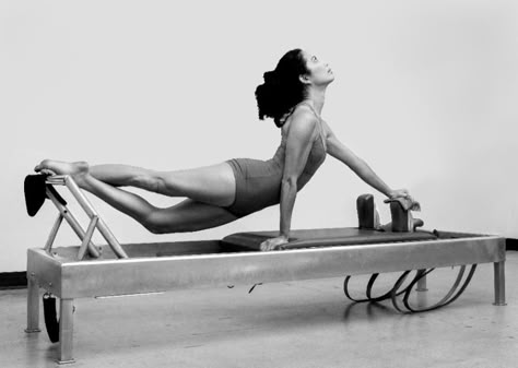 Sandy Shimoda performing the Snake on the Universal Reformer. She says, "A powerful version of the Snake that challenges balance, control and deep use of the center. In this breathing exercise, the two-way stretch is essential." Gratz Pilates, Pilates Photos, Wellness Queen, Classic Pilates, Pilates Photoshoot, Classical Pilates, Pilates Poses, Green Juice Girl, Pilates Reformer Exercises