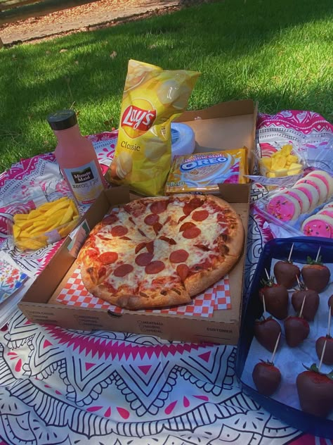 Pizza Bar Party, Pineapple Chocolate, Friends Photo Ideas, Pizza Chips, Picnic Date Food, Cookies Aesthetic, Aesthetic Picnic, Picnic Summer, Pizza Bar