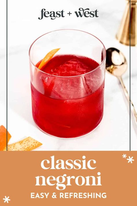 Get to know the robust, sophisticated and classic Negroni cocktail recipe. With Campari, sweet vermouth and gin, it's a drink to impress. Campari Drinks, Italian Cocktail Recipes, Negroni Cocktail Recipe, Classic Negroni, Cocktails Made With Gin, Frozen Drinks Alcohol, Negroni Recipe, Crystal Whiskey Glasses, Breakfast Cocktails