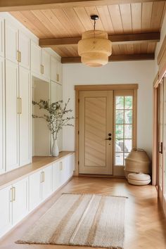 Entryway Decor Ideas, Home Entryway, Home Hall Design, Mudroom Design, Warm Decor, Casa Vintage, Hall Design, Home Entrance Decor, House Entrance