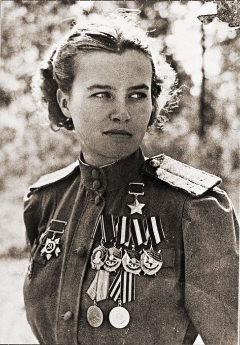 Natalya Fyodorovna Meklin (1922–2005) was a much decorated World War II combat pilot in one of the three women-only Soviet air regiments. They were nicknamed the 'Night Witches' by their German opponents. In 1940 she joined the glider school at the Kiev Young Pioneer Palace. When she was 19, in 1942 she joined the Night Witches, piloting a Polikarpov Po-2 light bomber, and by the end of the war had flown 980 night missions. Night Witches, Historia Universal, Interesting History, Great Women, Military Uniform, Women In History, Military History, World History, Historical Photos