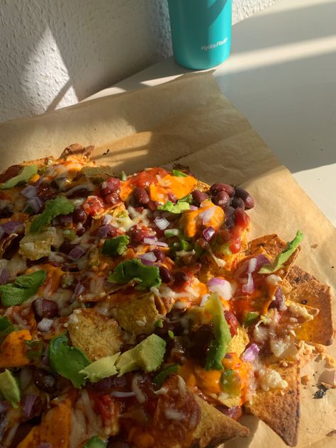 Loaded Nachos Aesthetic, Aesthetic Nachos, Nachos Aesthetic, Avocado Aesthetic, Nacho Plate, Food Edit, Healthy Nachos, Vegetarian Nachos, Homemade Nachos