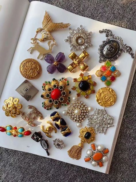 Vintage Chanel Jewelry, Bijoux Art Nouveau, Costume Jewelery, Vintage Designer Jewelry, Chanel Vintage, Chanel Jewelry, Pin Jewelry, Cross Jewelry, Vintage Jewels