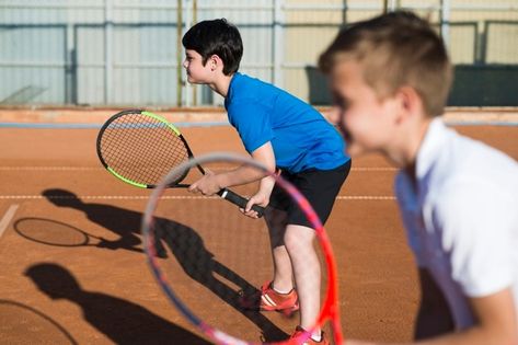 Niños jugando al tenis de dobles Foto gr... | Free Photo #Freepik #freephoto #ninos #deporte #aptitud #salud Tennis Academy, Ping Pong, Tennis Racket, Free Photo, Uniqlo, Tennis