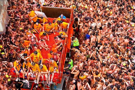 If you like to soak in the culture of destinations you travel to, then you must travel to Bunol, Spain for LA Tomatina festival #leamigo #travel #travel2018 #spain #localsonly #localguides #bagpack Tomatina Festival, La Tomatina Festival, Tomato Festival, La Tomatina, Spain Valencia, Spanish Towns, Festival Image, Festivals Around The World, Over The Hill