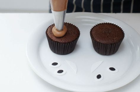 Emoji poop cupcakes Poop Cupcakes, Poop Emoji Cupcakes, Poop Cake, Poop Party, Emoji Birthday Cake, Emoji Cupcakes, Emoji Cake, Cupcake Videos, Savory Cakes