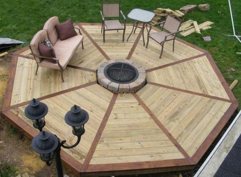 How to build an octagonal deck – DIY projects for everyone! Multi Level Deck, Laying Decking, Deck Fire Pit, Floating Deck, Fire Pit Designs, Diy Deck, Fire Pit Patio, Wood Deck, Building A Deck