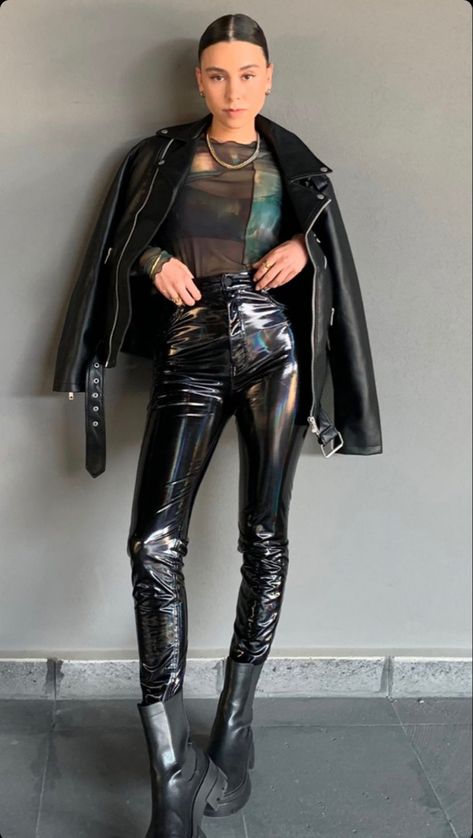 Leather All Black Outfit, Shiny Leather Leggings Outfit, Pvc Pants Outfit, Latex Leggings Outfit Casual Classy, Pvc Leggings Outfit, Black Shiny Pants Outfit, Pantalon Latex Outfit, Shiny Leather Pants Outfit, Leder Leggins Outfit