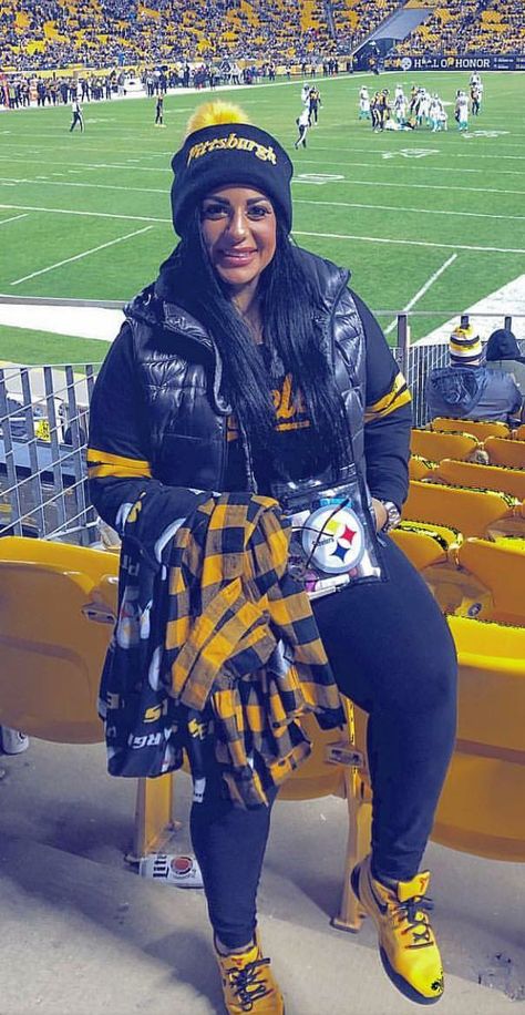 Steelers Jersey Outfit Woman, Steelers Outfit Woman, Pittsburgh Steelers Cheerleaders, Steelers Cheerleaders, Steelers Outfit, Nfl Wives, Steelers Women, Chic Ootd, Cholo Style