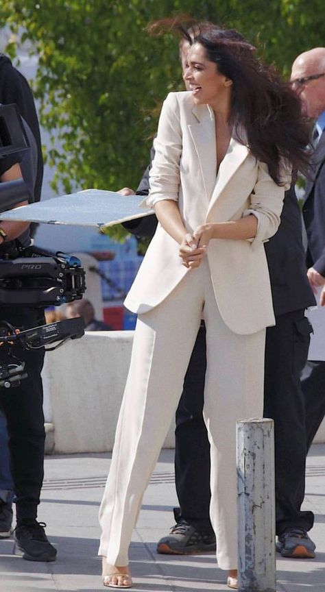 Deepika Padukone Formal Outfits, Deepika Padukone Outfits, Boss Lady Outfit, Celebrity Casual Outfits, Deepika Padukone Style, Bollywood Outfits, Mode Casual, Classy Work Outfits, Casual Chic Outfit