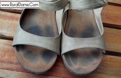 Stinky Sandals Remedy, How To Clean Stinky Sandals, How To Clean Footbed Of Sandals, Clean Sandal Insoles, Cleaning Sandals, Magic Cleaner, Clean Suede Shoes, Cleaning Shoes, Stinky Shoes