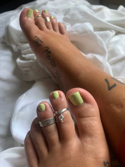 Toe Rings Aesthetic, Toe Ring Aesthetic, Trendy Silver Toe Ring, Hippie Toe Ring Jewelry For Summer, Unique Green Toe Rings, Traditional Green Toe Ring Jewelry, Green Toes, Braided Ideas, Ideas Short Hair