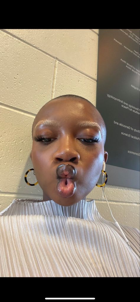 Short Bleached Hair Black Women, Bleached Eyebrows Black Women, Bald Girl Aesthetic, Bald Black Women, Shave Eyebrows, Bleached Eyebrows, Blonde Eyebrows, Bald Head Women, Punk Makeup