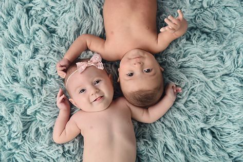 Month Old Photo Ideas, Twin Babies Pictures, Twin Photo Ideas, 3 Month Old Baby Pictures, Twin Baby Photography, Twin Baby Photos, 6 Month Pictures, Twins Photography, Twins Posing