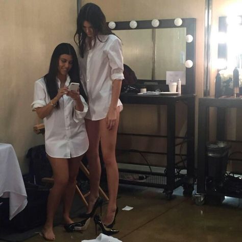 ... Kendall And Kourtney, Kylie Jenner Fotos, Tall Friends, Tall Girl Problems, Short Person, Kardashian Photos, Jenner Sisters, Kardashian Family, Tall People