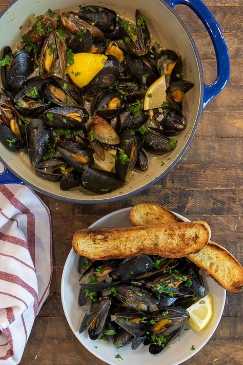 Mussels Recipe White Wine Garlic, Mussels Recipe White Wine, Steamed Mussels Recipe, Curry Mussels Recipe, Recipe With White Wine, Easy Mussels Recipe, Best Mussels Recipe, Garlic Mussels, Curry Mussels