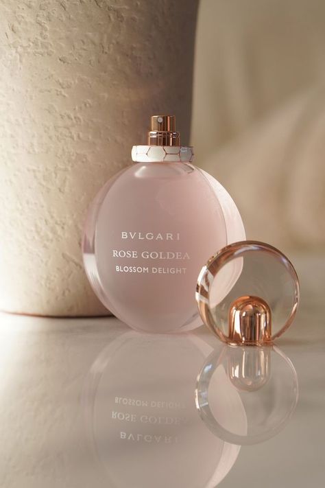 Bvlgari Perfume Woman, Bvlgari Perfume, Bvlgari Rose, Koleksi Parfum, Fragrance Lab, Pretty Perfume Bottles, Perfume Photography, Fragrances Perfume Woman, Perfume Collection Fragrance