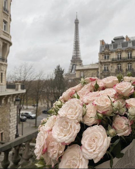 Paris Dream, Parisian Life, Paris Pictures, Paris Aesthetic, Nothing But Flowers, Living In Paris, Flower Therapy, Dream City, The Eiffel Tower