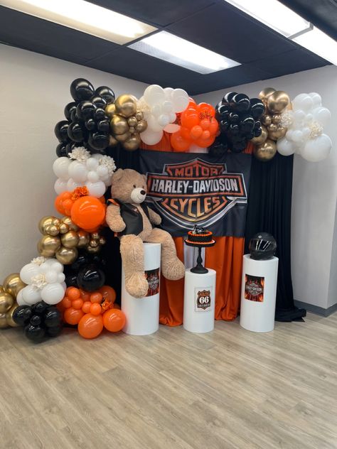 Motorcycle Centerpiece Ideas, Harley Davidson Baby Shower Ideas, Motorcycle Theme Party, Motorcycle Themed Birthday Party, Harley Davidson Party Theme, Harley Davidson Baby Shower, Harley Davidson Party, Ballon Decoration, Pep Club