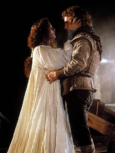 Robin Hood (Kevin Costner) & Marion (Mary Elizabeth Mastrantonio) - Robin Hood: Prince of Thieves Robin Hood Kevin Costner, Period Romance Movies, Robin Hood Prince Of Thieves, Prince Of Thieves, Robin Of Sherwood, Barbie Body, Thelma And Louise, Medieval Costumes, The Sorceress