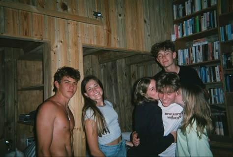 Friend Group Film Photos, Coed Friend Group, Group Photo Ideas Aesthetic, Disposal Camera, Celebrity Children, Film Pictures, Disposable Camera, Friend Group