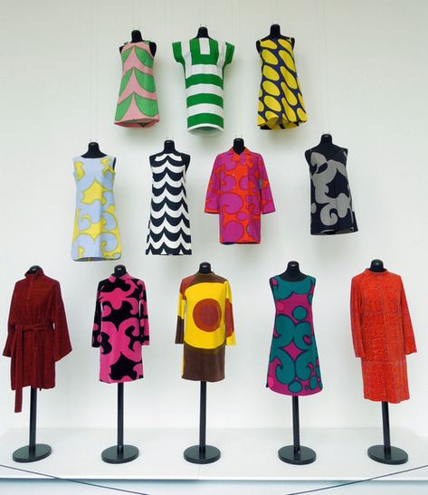 Waffle Patterns // sewing patterns for ladies — A day with Marimekko design - exhibition photos 60s Mini Dress, Marimekko Fabric, Design Exhibition, Robes Vintage, Sixties Fashion, Look Retro, Mod Fashion, 1960s Fashion, Moda Vintage