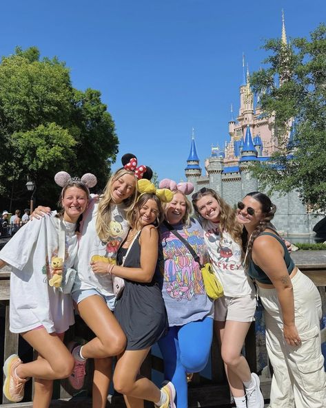 Disney Trip With Friends, Warm Disney Outfits, Disney Outfits Women Winter, Disneyland Outfits Winter, Disney Outfits Winter, Disney Winter Outfits, Disney Besties, Disneyland Outfit Winter, Greta Wilson