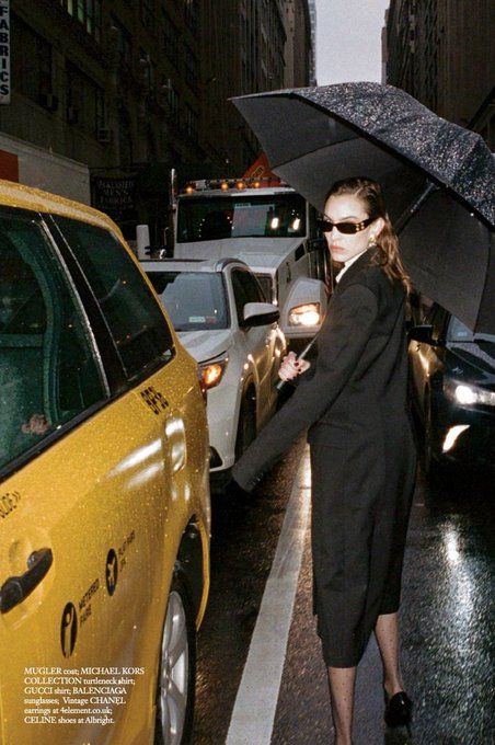 New York City Aesthetic, E Book Reader, Celine Shoes, Balenciaga Sunglasses, Gucci Shirt, Autumn In New York, Nyc Girl, Nyc Aesthetic, Nyc Life