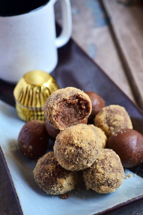 chocolate biscuit balls recipe2 Leftover Biscuits, Chocolate Balls Recipe, Snack Balls, Easy Sweets, Snack For Kids, No Cook, Chunky Monkey, Amazing Appetizers, Brownie Bites