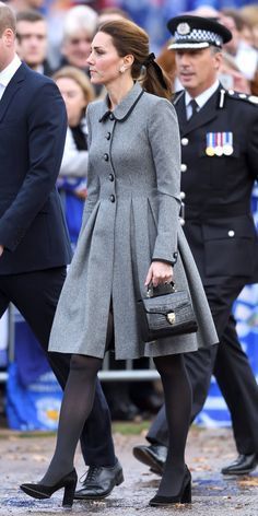 Kate Middleton Maternity Style, Dress Coat Outfit, Kate Middleton Style Outfits, Düşes Kate, London Bag, Looks Kate Middleton, Catherine Walker, Kate Middleton Outfits, Classic Outfit