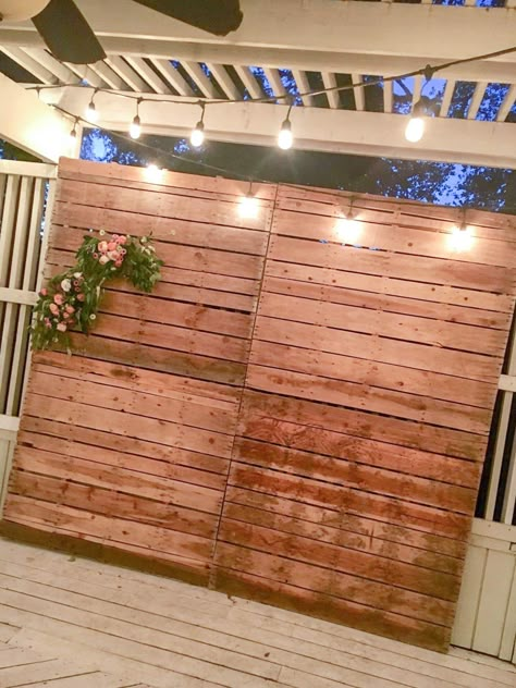 pallet wall photo backdrop at night Pallet Backdrop, Diy Pallet Wall, Pallet Walls, Diy Photo Backdrop, Photos Booth, Wood Backdrop, Wall Photo, Pallet Wall, Diy Backdrop