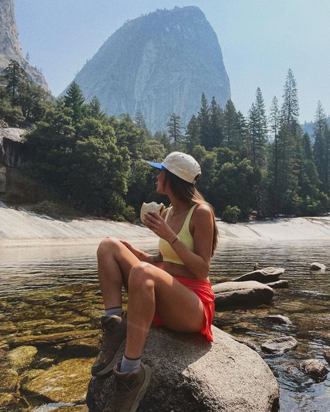 Cali Hiking Outfit, Hiking Outfit Yosemite, Hiking Outfit October, Posing In Nature Photo Ideas, Hike Inspo Pics, Yosemite National Park Picture Ideas, Hiking Pictures Ideas, Cute Hiking Photos, Yosemite National Park Outfit Summer