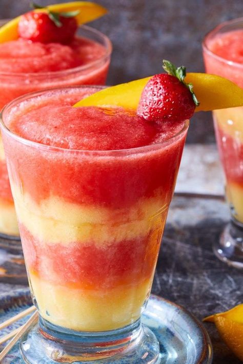 Strawberry Mango Margarita Recipe, Strawberry Mango Margarita, Mango Margarita Recipe, Drinks Nonalcoholic, Healthy Spring Recipes, Frozen Margarita, Resep Smoothie, Mango Margarita, Frozen Margaritas