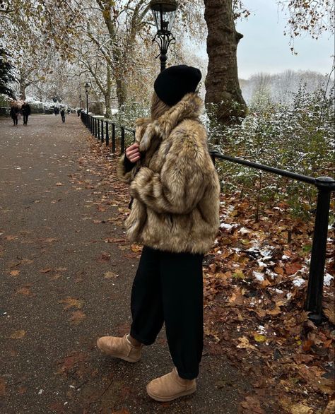 Timeless Winter Jacket, The Shard London Outfit, Sherpa Trench Coat Outfit, Coat With Fur Collar Outfit, Street Style New York 2024, Winter Outfits With High Boots, Winter 25 Fashion Trends, Vintage Fur Coat Aesthetic, Fur Bomberjack Outfit