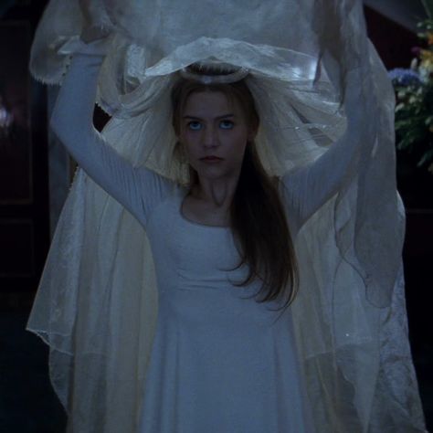 Clair Danes Juliet, Claire Danes 90s, Romeo + Juliet Aesthetic, Romeo Juliet 1996, Juliet Movie, Juliet Capulet, 90s Actors, Baz Luhrmann, Woman In White