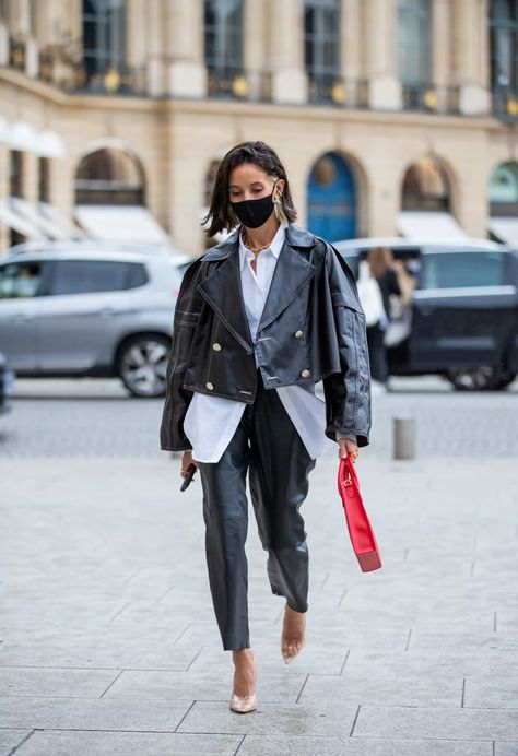 Best Street Style at Paris Fashion Week Spring 2021 | POPSUGAR Fashion Berlin Fashion Week, Berlin Fashion, Street Style Edgy, Moda Paris, Shein Outfits, Paris Fashion Week Street Style, Mode Casual, Cooler Look, Looks Street Style