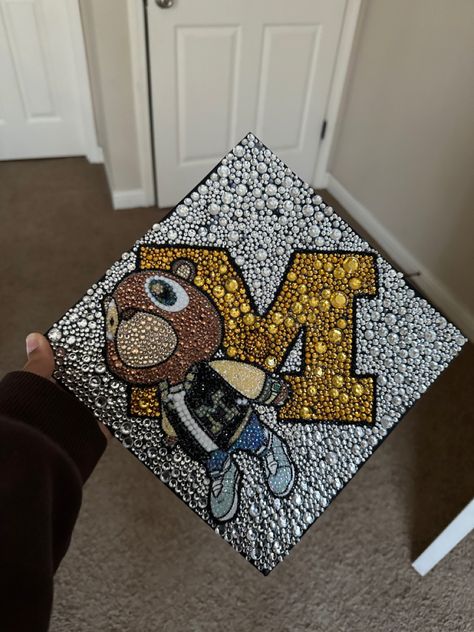 College Cap Decorations, Graduation Cap Designs College, College Grad Cap Ideas, Graduation Cap Decoration Diy, High School Graduation Cap, College Graduation Cap Decoration, Grad Hat, Grad Cap Designs, Graduation Photography Poses