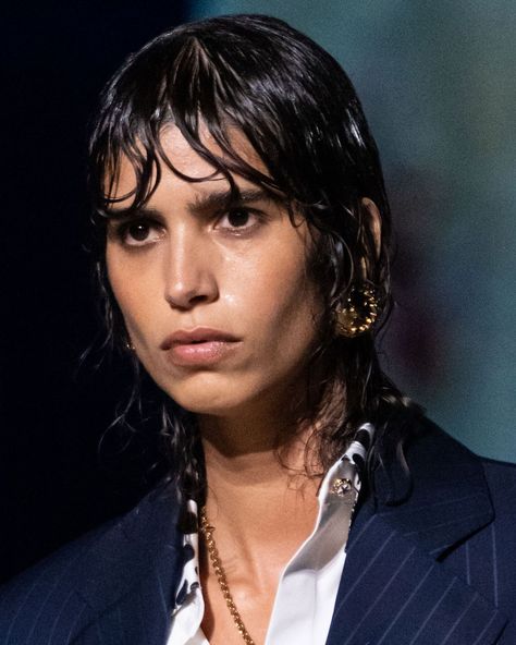 Wet hair looks were seen on several of the Milan Fashion Week Spring 2021 runways, and they’re the perfect complement to dewy, Dolphin Skin. Model Wavy Hair, Wet Hair Bangs, Wet Short Hairstyles, Wet Hair Look With Bangs, Slick Wet Hair Look, Wet Hair Reference, Wet Hair Look Short, Wet Hair Effect, Short Wet Hair