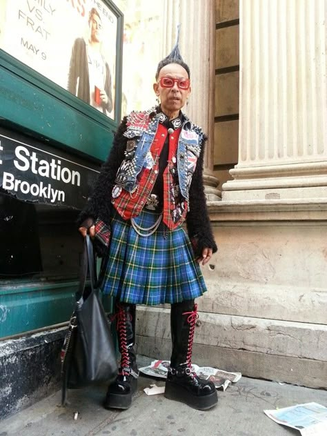 PrinceOfPrinceStreet Punk Kilt Outfit, Punk Fashion 70s, Anarchy Outfit, Punk Kilt, British Punk Fashion, 1970s Summer Fashion, Westwood Outfit, Outfit Band, Fruits Fashion