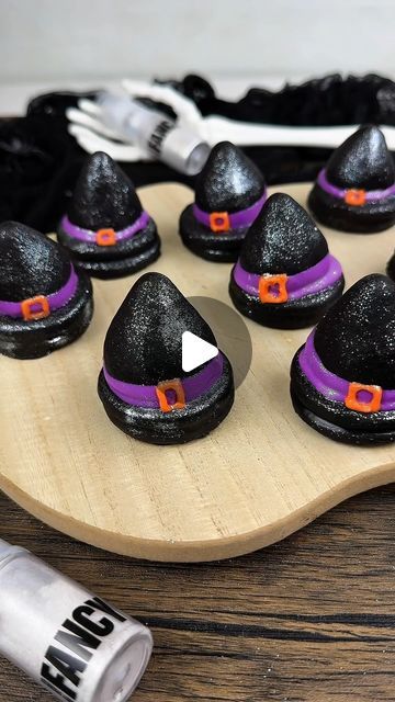 Maria Gomez on Instagram: "Chocolate Covered Strawberry Oreo Witch Hats 🖤 

Using @fancysprinkles Halloween Decorating Melts and Edible Glitter Dusting Pump 

#chocolatecoveredstrawberries #dippedstrawberries #dippedberries #spookyberries #spooky #spookyszn #spookyseason #halloween #halloweenbaking #witchcookies #witchhat #oreo #oreos #dippedoreos #chocolatecoveredoreos #oreocookies" Halloween Strawberry, Oreo Witch Hats, Halloween Chocolate Covered Strawberries, Dipped Berries, Halloween Oreos, Halloween Food Dinner, Fancy Sprinkles, Halloween Food Appetizers, Cookie Craft