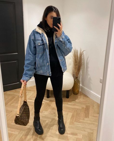 Winter Jeans Jacket Outfit, Winter Outfit Denim Jacket, Winter Outfits With Denim Jackets, Oversized Demin Jacket Outfit Winter, Jean Jacket Winter Outfits Women, Denim Winter Jacket Outfit, Borg Denim Jacket Outfit, Jeans Jacket Winter Outfit, Fleece Lined Jean Jacket Outfit