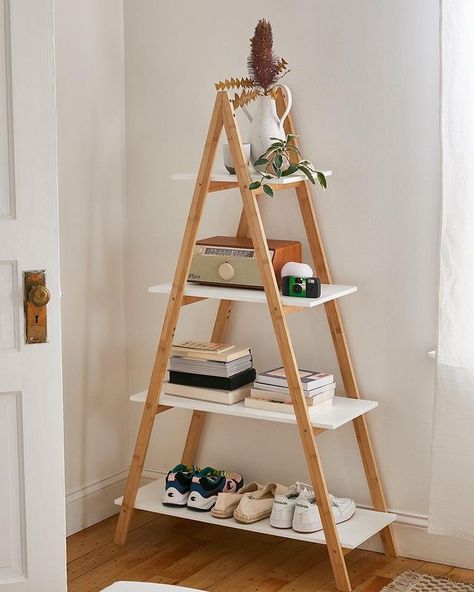 🛁🛋🛌 • Instagram Triangle Storage, Leaning Bookshelf, Frame Storage, Metal Bookshelf, Corner Bookshelves, Wooden Ladder, Ladder Shelf, Crate Storage, Apartment Furniture