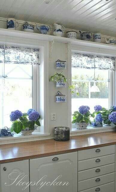 Love these colors Nantucket Decorating, Blue White Kitchens, Koti Diy, Kitchen Planning, Vibeke Design, Kitchen Refresh, White Kitchens, Blue White Decor, Cottage Kitchens