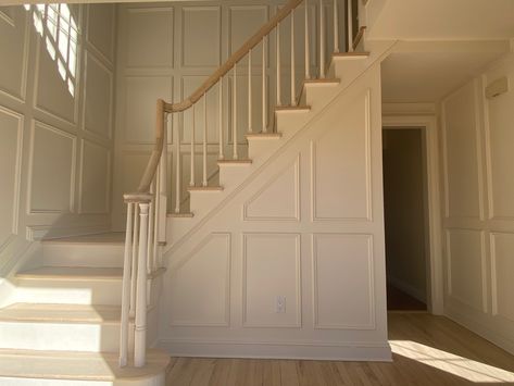 Applied panel molding 
Foyer molding Picture Molding Staircase, Trim Molding Ideas, Stair Moulding, Staircase Molding, Colonial Renovation, Wall Molding Design, Stair Walls, Picture Frame Wainscoting, Wainscoting Stairs