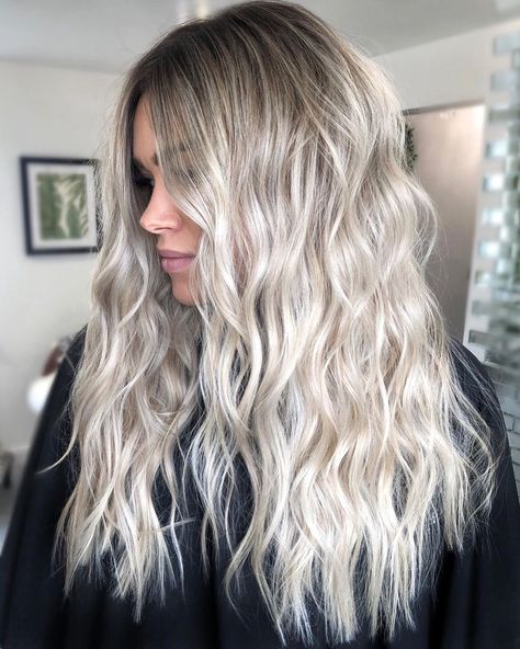 🇬🇧 BLONDES + BALAYAGE LOVER on Instagram: “BLONDE + BLENDED 👩🏼‍🦳 Here’s one of my favourite heads to paint, her hair is what dreams are made of 😍 The length and thickness to die for…” Blonde Hair Dark Roots, Champagne Blond, Hair Dark Roots, Mom Makeover, Blonde Inspiration, Diy Hairstyle, Blonde Hair With Roots, Blonde Lowlights, Silver Blonde Hair