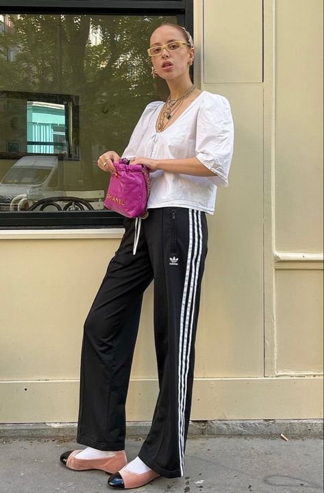 Adidas Track Pants Outfit, Adidas Trackies, Shoes With Socks, Adidas Pants Outfit, Adidas 3 Stripes, Track Pants Outfit, Look Adidas, 90s Fashion Outfits, Adidas Girl