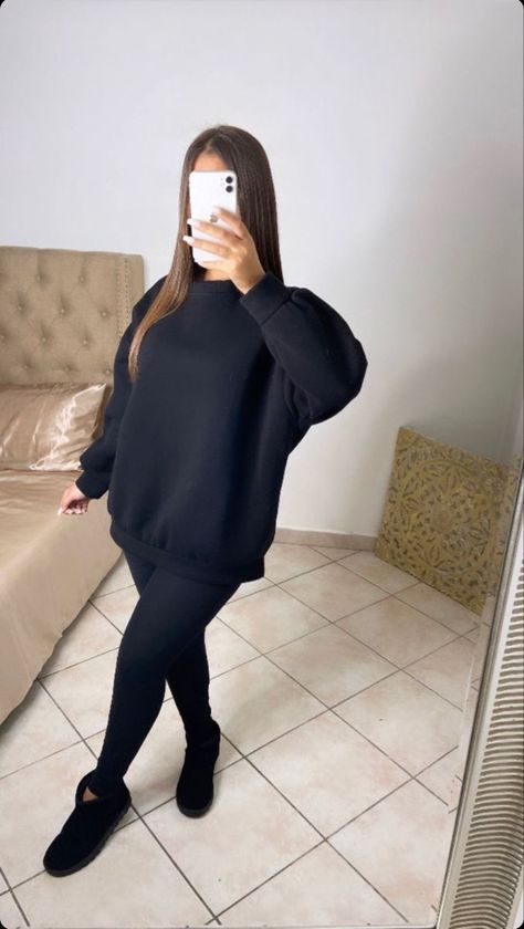 Outfits With Black Uggs, Zara Drop, Black Uggs Outfit, Outfit Ugg, Comfy Outfits Winter, Zara Drip, Beige Sweatshirt, Black Leggings Outfit, Classy Winter Outfits