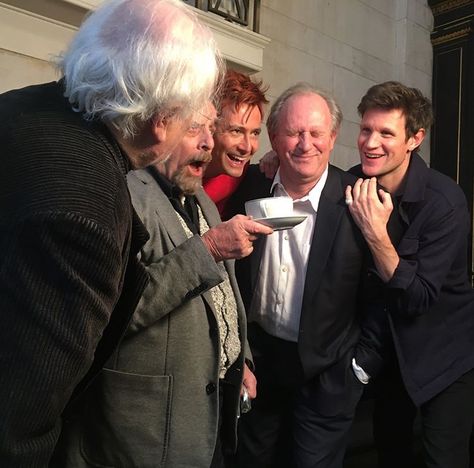 A Doctor a day/Matt Smith with Colin Baker, Sylvester McCoy, David Tennant, and Peter Davison at Red Nose Day’s Breakfast with The Doctors for the Comic Relief Auction winners, December 14, 2017, London. Dr Who 11, Face Of Boe, Doctor Who Books, Matt Smith Doctor Who, Sylvester Mccoy, Colin Baker, Peter Davison, Alex Kingston, Tv Doctors