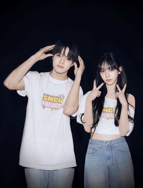 Byun Jungha, T Shirt Collar, Cute Couple Dp, Kpop Couples, Blue Graphic, Graphic Tops, Quarter Sleeve, Cute Icons, Couple Goals